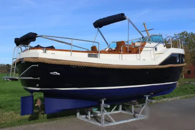 motorboot op de kant met open kuip