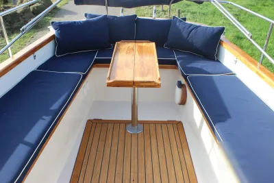 open kuip met kussens en tafel