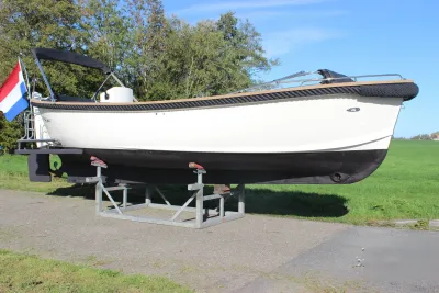 witte boot op bok naast grasveld