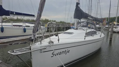 zeiljacht afgemeerd in een jachthaven