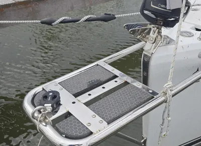 boegplatform en gangboord van zeiljacht