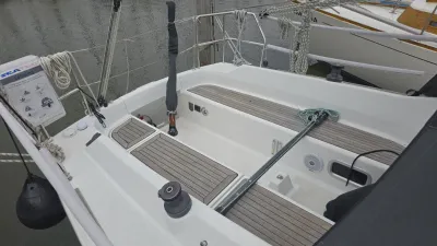 cockpit van zeiljacht in haven