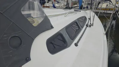 dek en opbouw van zeiljacht met vensters