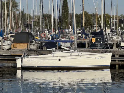 zeilboot aangemeerd in jachthaven