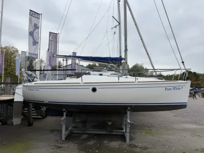 zeilboot op bokken in jachthaven