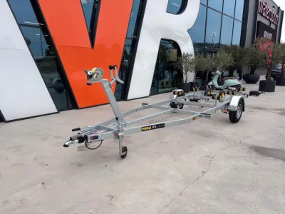 boottrailer op parkeerplaats voor gebouw