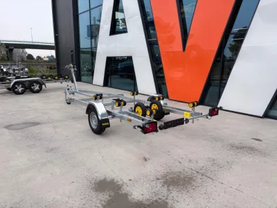 boottrailer op betonnen terrein bij pand