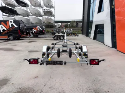 boottrailer op parkeerplaats bij showroom