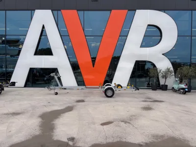 boottrailer geparkeerd voor gebouw