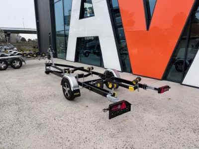 boottrailer op buitenlocatie voor gebouw