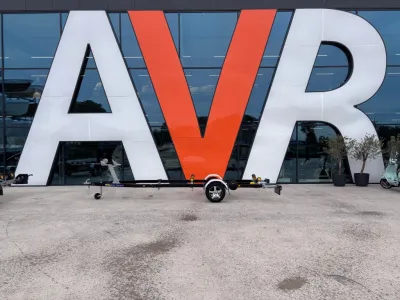 boottrailer voor gebouw met grote gevelletters