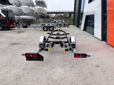 boottrailer op betonnen buitenruimte