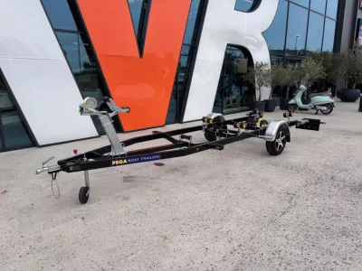 boottrailer voor showroomgevel