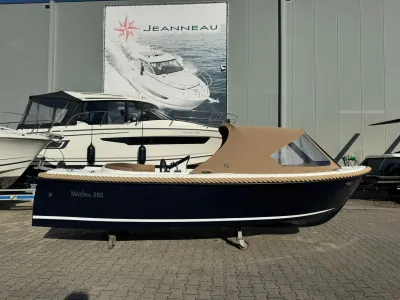 sloep op kade met afdekking