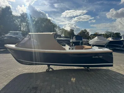 sloep op land bij andere boten