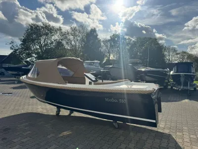 sloep op trailer op parkeerplaats