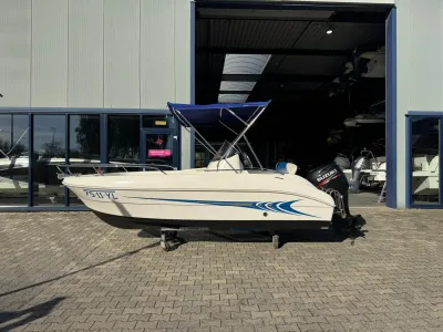 open boot buiten voor een loods