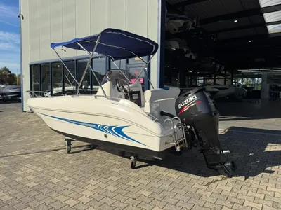 open boot met bimini en buitenboordmotor