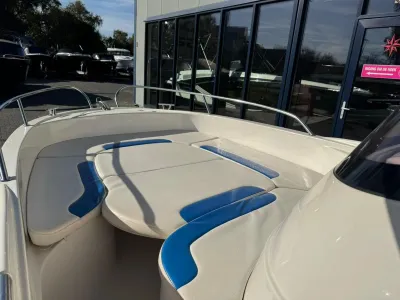 voorkant boot met zonnedek en kussens