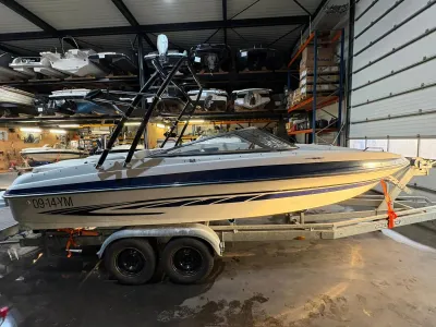 motorboot op trailer in opslagruimte