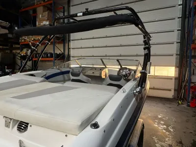 bowrider in opslagloods met wake-toren