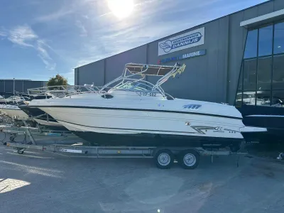 consoleboot op trailer bij loods