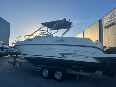 consoleboot op trailer bij loods