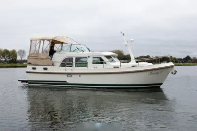 wit motorjacht op kalm water