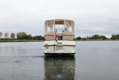 achterzijde van motorjacht op water