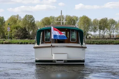 achteraanzicht van boot op rivier
