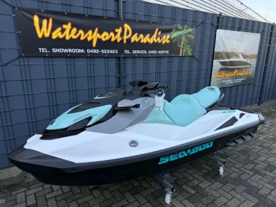 waterscooter op parkeerplaats voor showroom
