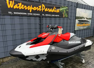rode zwarte waterscooter op stellage