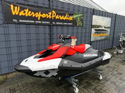 rode en zwarte waterscooter op verrijdbare standaard
