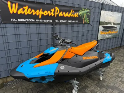 oranje-blauwe waterscooter buiten bij showroom