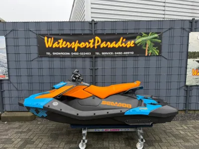 waterscooter op standaard voor bedrijfswand
