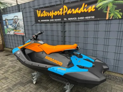 oranje-blauwe waterscooter buiten bij showroom