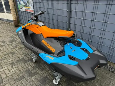oranje-blauwe waterscooter op verhard terrein