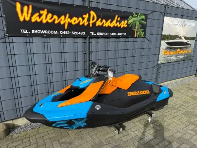 Oranje-blauwe waterscooter bij gevel