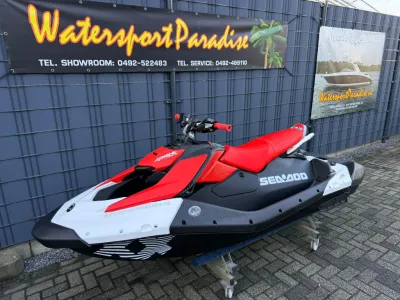 rode en witte waterscooter voor winkelgevel