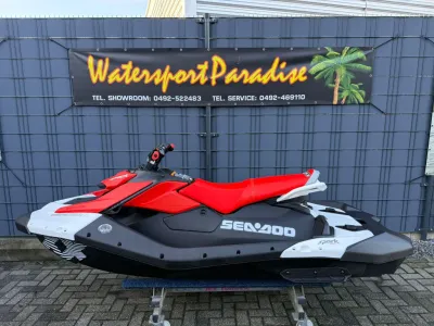 rode en zwarte waterscooter bij showroom