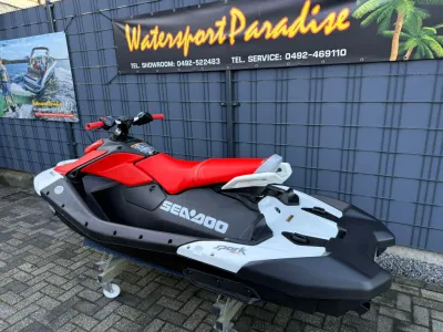 rode waterscooter bij showroom met reclamebord