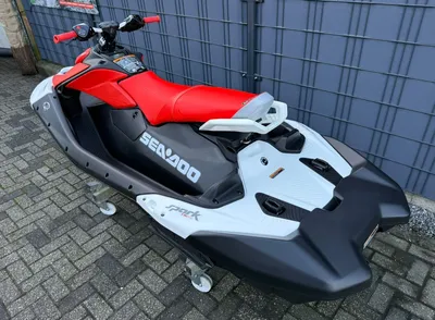 waterscooter met rode zitting op straat