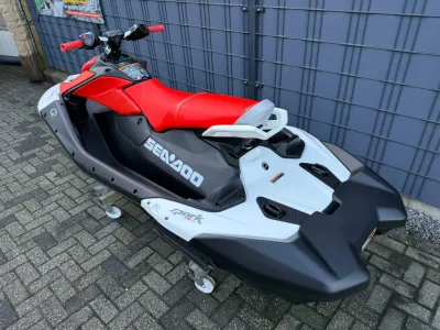rode waterscooter op wielen naast gebouw