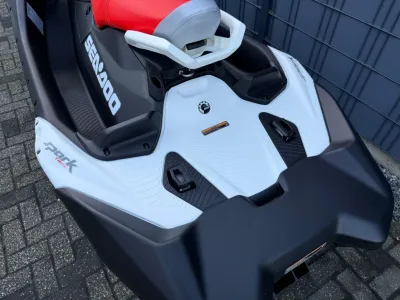 Achterkant en loopvlak van waterscooter