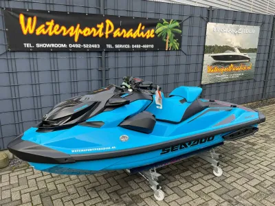 blauwe waterscooter op bok bij showroom