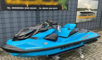 blauwe waterscooter bij showroom