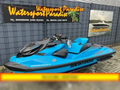 blauwe waterscooter op trailer bij showroom