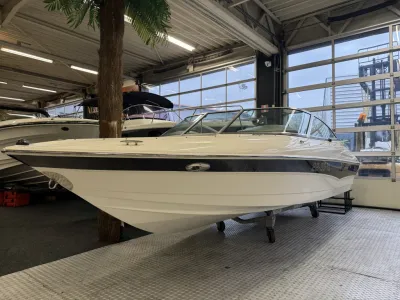 motorboot in showroom
