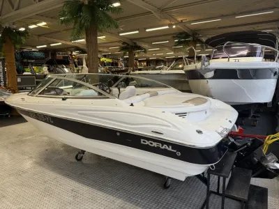 motorboot in showroom