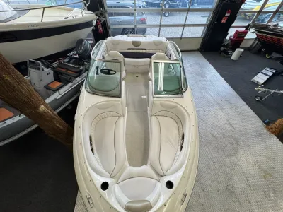 boot met open boeg in showroom, bovenaanzicht